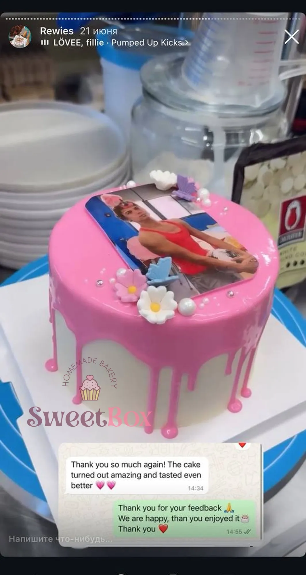 Customer review of a SweetBox cake (1 of 44)