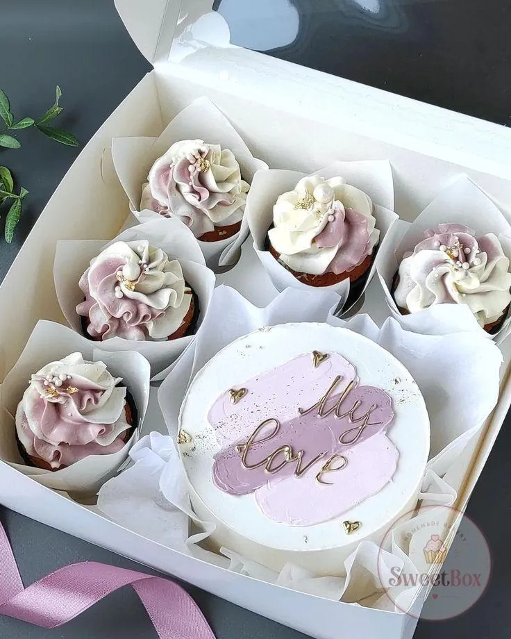 Gift box with a lilac My Love bento cake and cupcakes with pink and white cream swirls